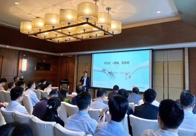 【行業(yè)聚焦】華為云蔣國(guó)文:+智能,見(jiàn)未來(lái)